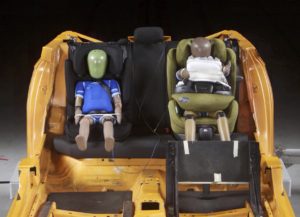 Alle im Handel erhältlich Autositze für Kinder sind gesetzlich zugelassen. Doch Tests des ADAC decken immer wieder Fehler auf – so auch bei vier Modellen im Mai 2022.