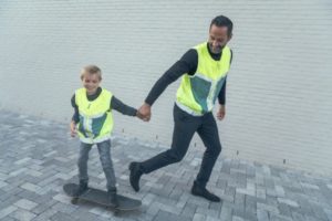 Vatertag mit Kind? Eine schöne Idee. Und wer das tatsächlich für einen Ausflug nutzt, dem empfiehlt Gofluo gut sichtbare Schutzkleidung ...
