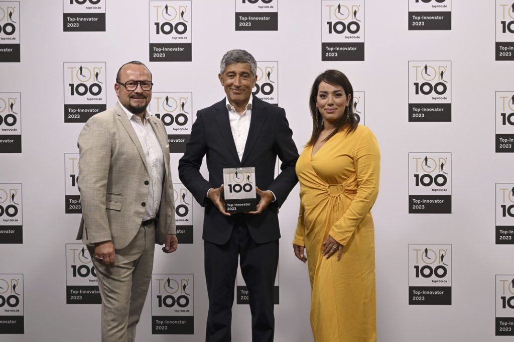 Ranga Yogeshwar (Bildmitte) gratuliert Alvi-Geschäftsführer Gabriel Zboralski  und Einkaufsleiterin Nahrin Aktan zur Unternehmensauszeichnung "Top 100".