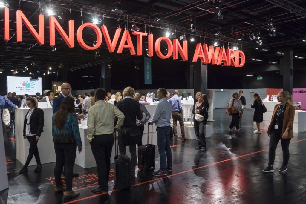 Der Innovation Award sorgt jedes Jahr wie hier in 2022 für glückliche Gewinner und neugierige Blicke.