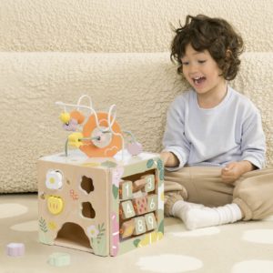 Scandictoys vertreibt Classic World ab September 2025. Das freut – zumindest diesen kleinen Racker mit dem Motorikwürfel "Biene"