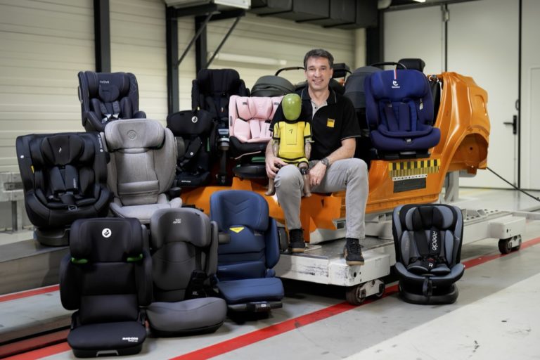 Auch im Herbst 2025 wurde der ADAC fündig: Drei Autositzmodelle – Maxi-Cosi, Chipolino und Reecle – fielen durch.