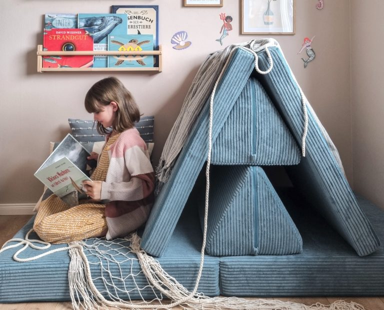 Spielmöbel von Funzy – wo so wie das Set in Laguna Blau – laden zum Lümmeln und Lesen gleichermaßen ein