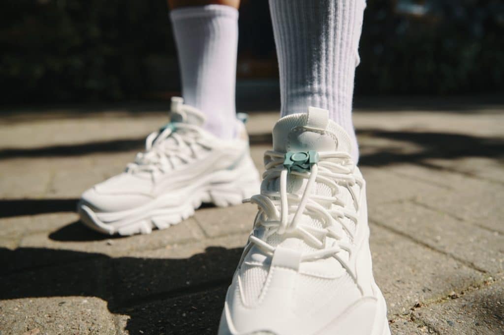 Fidlock macht Schuhe dank Magknot magnetisch.