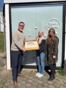 Tortenübergabe zur Begrüßung von littel sunshine als hahppybaby-Partner der EK Retail