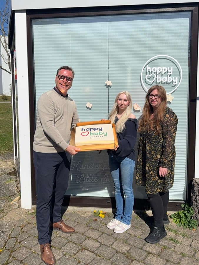 Tortenübergabe zur Begrüßung von littel sunshine als hahppybaby-Partner der EK Retail