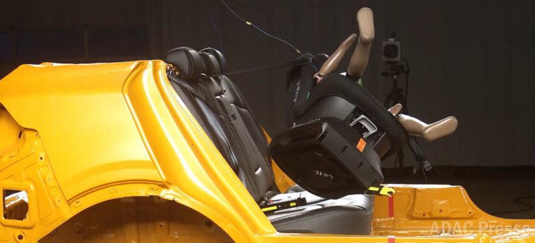 ADAC warnt im April 2026 vor White-Label-Kindersitzen